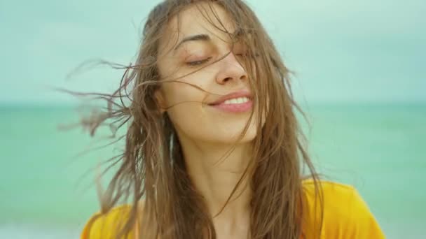 Retrato Liberdade Mulher Rindo Desfrutando Mar Praia Escapadela Férias Sentindo — Vídeo de Stock