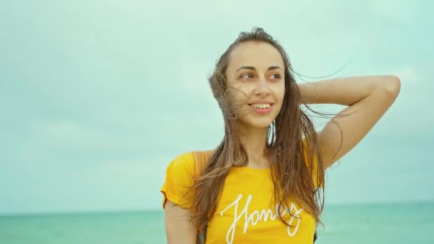 Portret Wolności Śmiejącej Się Kobiety Cieszącej Się Wakacjami Plaży Morskiej — Wideo stockowe
