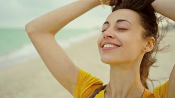 Retrato Libertad Riéndose Mujer Disfrutando Mar Playa Escapada Vacaciones Sentirse — Vídeos de Stock