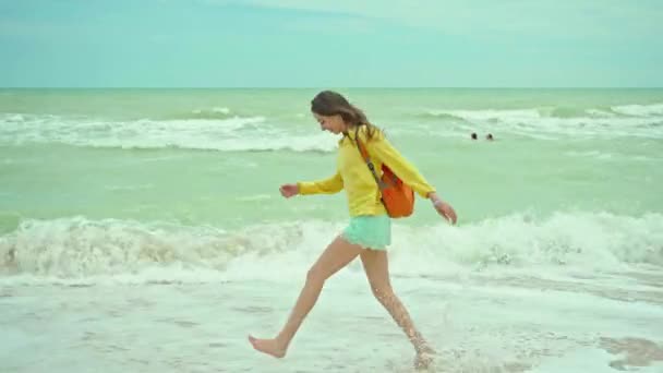 Щаслива Жінка Насолоджується Піщаним Пляжем Вітряний Штормовий День Розмахуючи Морем — стокове відео