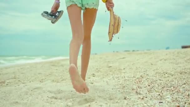 Slanke Vrouwelijke Poten Voeten Lopen Langs Golven Van Zeewater Het — Stockvideo