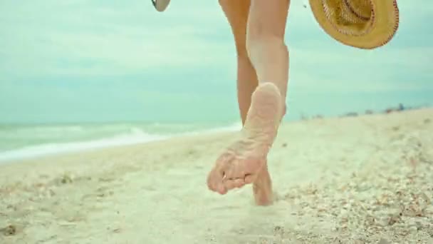 Slim Piernas Pies Femeninos Caminando Largo Las Olas Agua Mar — Vídeos de Stock