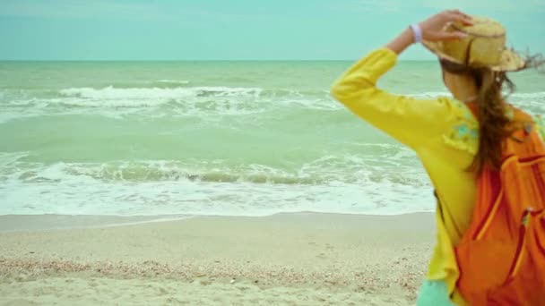 Šťastná Bezstarostná Žena Klobouku Běží Kamery Mořskou Vodu Těší Pláži — Stock video