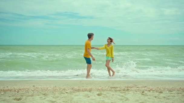 Couple Romantique Courant Sur Plage Mer Tenant Main Embrassant Homme — Video