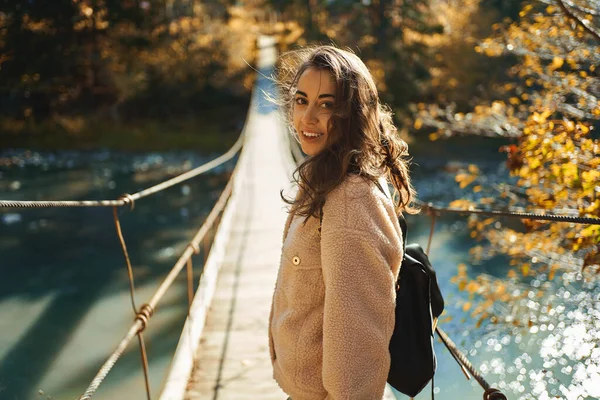 ปภาพกลางแจ ารวจสาวท สวยงาม นอย บนสะพานแขวนคนเด ามแม าในป ระหว างการเด นทางท — ภาพถ่ายสต็อก