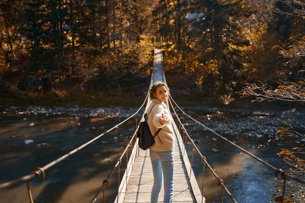 Otoño Temporada Aire Libre Retrato Mujer Caminando Puente Colgante Sobre — Foto de Stock