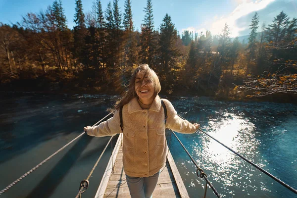 Laaja Kulma Näkymä Onnellinen Hymyilevä Backpacker Nainen Katselee Kameraan Aurinkoisena — kuvapankkivalokuva