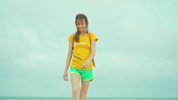 自由的肖像笑着的女人喜欢海滨度假 感觉很好也很快乐 在海上背景下穿着黄色衬衫的女孩 — 图库视频影像