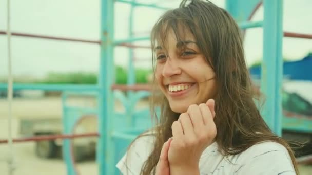 Samimi Portre Neşeli Esmer Kadın Kameraya Gülümsüyor Mutlu Görünüyor Eski — Stok video