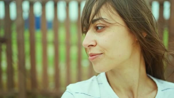 Candid Imagine Bruneta Femeie Zâmbind Pentru Camera Căutarea Fericit Picioare — Videoclip de stoc