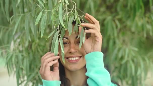Kameraya Gülümseyen Yeşil Zeytin Ağacının Önünde Mutlu Görünen Çekici Esmer — Stok video