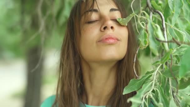 Откровенный Портрет Привлекательной Брюнетки Улыбающейся Камеру Выглядящей Счастливой Стоящей Зеленого — стоковое видео