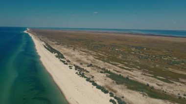 Issız adaya rüya gezisi. Güzel kumsala açık hava macerası. Sinematik vahşi doğa hava 4K. Şeffaf yeşil deniz suları. Ukrayna 'nın güneşli yaz gününde dokunulmamış doğa