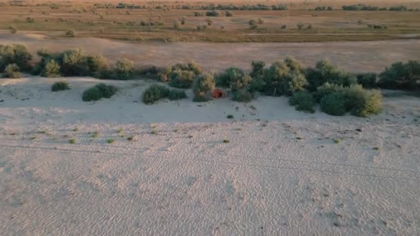 해변의 텐트의 버려진 섬으로 야외에서의 모험은 아름다운 해변으로 됩니다 영화에 — 비디오