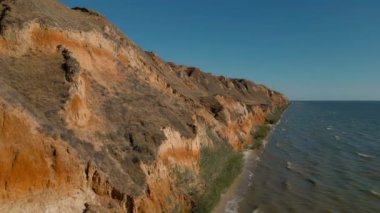 Kuşların gözünden kumlu tepelerin soyut rahatlama şekilleri boyunca İHA uçuşu. Stanislav Kanyonu, Dnipro Körfezi, Ukrayna. Sinematik drone çekimi. UHD 4k video 'da çekildi. Toprağın güzelliğini keşfet.