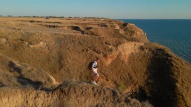 İnsansız hava aracı pilotunun Dnipro nehri kıyısındaki kanyonun tehlikeli ince sırtı üzerinde yürüdüğü hava görüntüsü. Ukrayna 'daki Stanislav Büyük Kanyonu