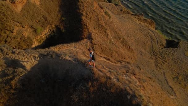 Luftaufnahme Von Mann Touristischen Drohnenpiloten Fuß Auf Gefährlich Dünnen Lehmrücken — Stockvideo
