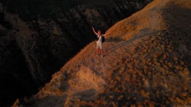 İnsansız hava aracı pilotunun hava görüntüsü Dnipro Viver kıyısındaki tehlikeli ince kanyon sırtında kollarını kaldırmış duruyor. Ukrayna 'daki Stanislav Büyük Kanyonu