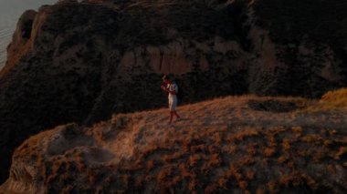 İnsansız hava aracı pilotunun hava görüntüsü Dnipro Viver kıyısındaki tehlikeli ince kanyon sırtında kollarını kaldırmış duruyor. Ukrayna 'daki Stanislav Büyük Kanyonu