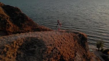 İnsansız hava aracı pilotunun hava görüntüsü Dnipro Viver kıyısındaki tehlikeli ince kanyon sırtında kollarını kaldırmış duruyor. Ukrayna 'daki Stanislav Büyük Kanyonu