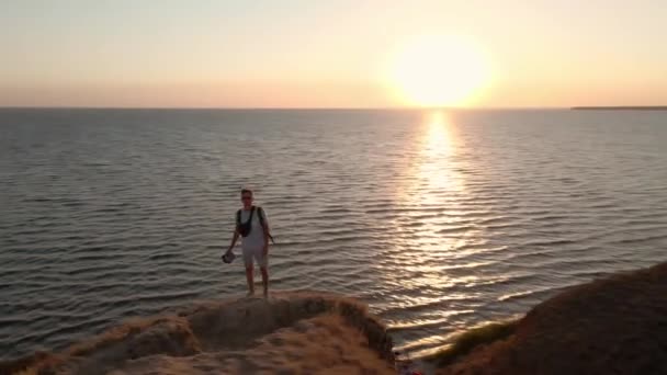 Prise Vue Aérienne Homme Pilote Drone Touristique Tient Avec Les — Video