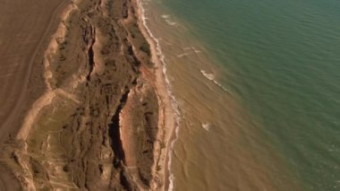 Ukrayna 'nın Odessa bölgesindeki kumlu tepelerin ve çatlakların üzerinde insansız hava aracı uçuşları. Sinematik drone çekimi. UHD 4k video 'da çekildi. Doğanın güzelliğini keşfet.