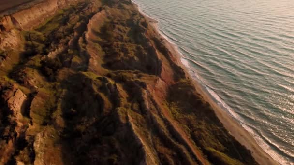 Drohnenflug Über Schöne Reliefformen Sandiger Hügel Und Risse Von Oben — Stockvideo