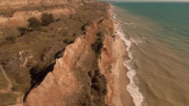 Drohnenflug Über Schöne Reliefformen Sandiger Hügel Und Risse Von Oben — Stockvideo