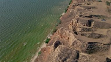 Ukrayna 'nın Odessa bölgesindeki kumlu tepelerin ve çatlakların üzerinde insansız hava aracı uçuşları. Sinematik drone çekimi. UHD 4k video 'da çekildi. Doğanın güzelliğini keşfet.