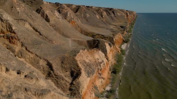 Penerbangan Drone Melewati Relief Bukit Berpasir Yang Indah Dan Retakan — Stok Video