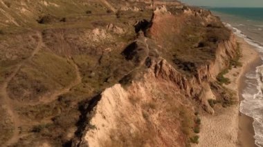 Ukrayna 'nın Odessa bölgesindeki kumlu tepelerin ve çatlakların üzerinde insansız hava aracı uçuşları. Sinematik drone çekimi. UHD 4k video 'da çekildi. Doğanın güzelliğini keşfet.