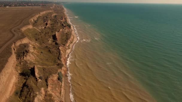 オデッサ地域 ウクライナからの砂の丘や亀裂の美しい救援形状上のドローン飛行 ドローンが撮影された Uhd 4Kビデオで撮影 自然の美しさを発見 — ストック動画