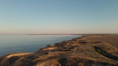 Ukrayna 'nın Odessa bölgesindeki kumlu tepelerin ve çatlakların üzerinde insansız hava aracı uçuşları. Sinematik drone çekimi. UHD 4k video 'da çekildi. Doğanın güzelliğini keşfet.