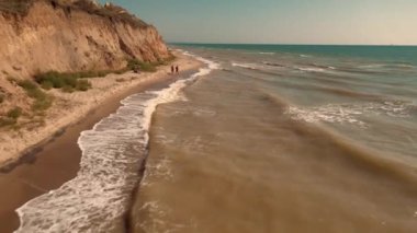 Toprak erozyonu, Sanjeyka, Odessa bölgesi, Ukrayna tarafından oluşturulan muhteşem topoğrafya. Kuş bakışı görüş. Sinematik hava çekimi. Toprağın güzelliğini keşfedin. 4k, İHA videosu ile çekilmiştir.