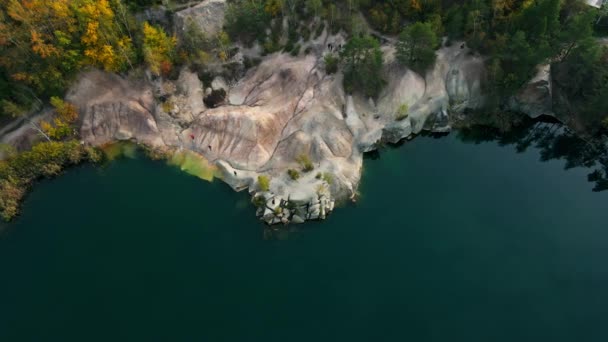 青い湖と岩の海岸と島の空中ビュー ウクライナの自然 澄んだ水 美しいコロスティシフ花崗岩の採石場のドローンビュー — ストック動画