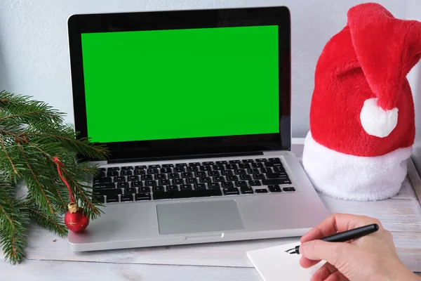 Sprzedaż Świąteczna Zakupy Online Prezenty Laptop Zielonym Czystym Ekranem Kapelusz — Zdjęcie stockowe