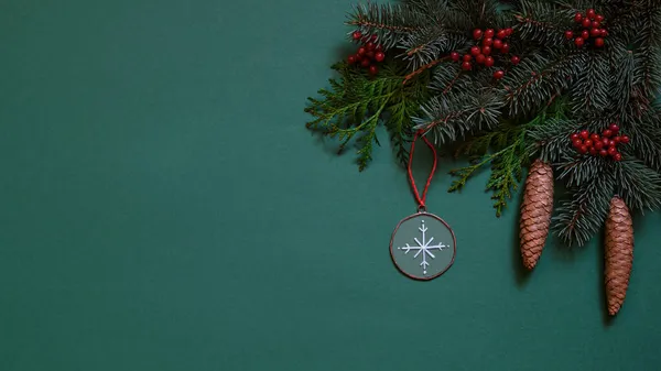 Karácsonyi Díszek Fenyő Ágak Kúp Zöld Háttér Piros Bogyók Boldog — Stock Fotó