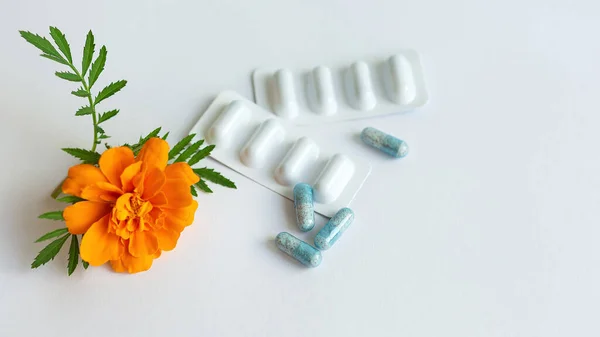 Vitaminler Beyaz Arka Planda Marigold Çiçeklerinin Besin Takviyesi Kapsülleri Görüş — Stok fotoğraf