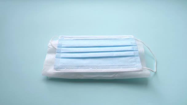 Mano femminile in guanto lay out set ginecologico usa e getta per l'esame vaginale su sfondo blu. Prevenzione per la salute delle donne. Concetto: salute femminile, prevenzione delle malattie. — Video Stock