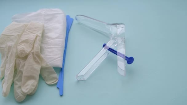 Одноразовый гинекологический набор для вагинального обследования на синем фоне. Профилактика женского здоровья. Концепция: женское здоровье, профилактика заболеваний. Панорама. — стоковое видео