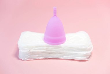 Adet döngüsü. Alternatif hijyen ve kadınlar için kritik günlerde korunma araçları. Tamponlar ya da pembe arka planda silikon adet kupası. Kavram: Yeniden kullanım, eko, güvenlik. Seçici odaklanma. Boşluğu kopyala.