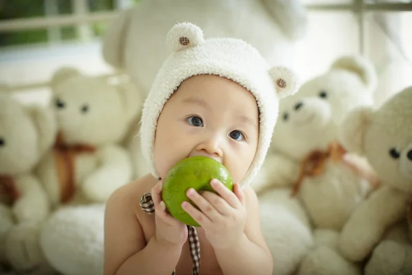 Bambino mordere su mela verde — Foto Stock