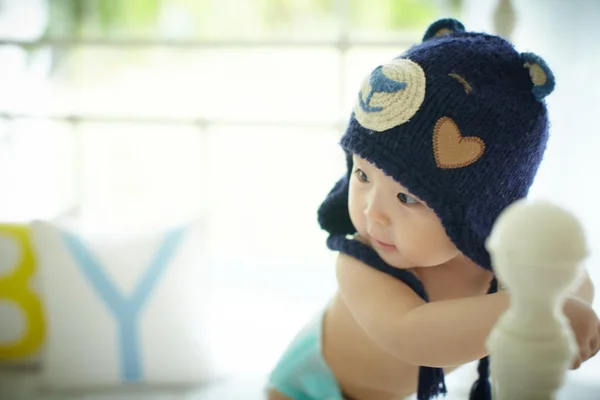 Bebê vestindo chapéu de urso azul — Fotografia de Stock