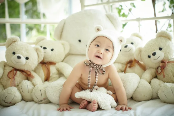 Bambino che indossa cappello orso — Foto Stock