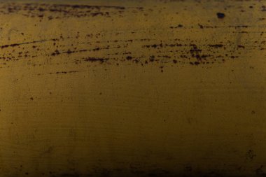 Engebeli metal bir duvarda ya da zeminde garaj aşınması, çizikler, hava delikleri, paslı ev çitleri, delikler, göçükler, çiviler..