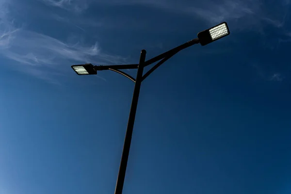 Street Lanterna Led Nero Una Giornata Sole Contro Cielo Blu — Foto Stock