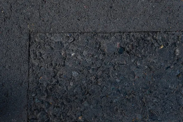 바닥의 구멍에 고르지 아스팔트 타일의 바위의 — 스톡 사진