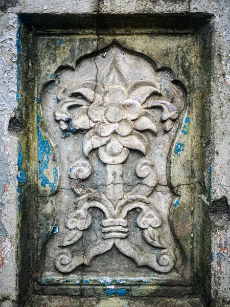 Nilüfer Çiçeği Eski Bir Binanın Duvarının Kabartma Dokusunu Çatlatmış Mimari — Stok fotoğraf