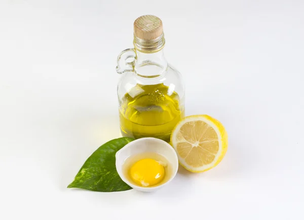 şişe zeytinyağı, limon ve yumurta