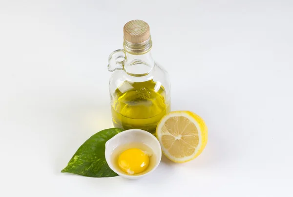 オリーブ オイル、レモン、卵のボトル — ストック写真